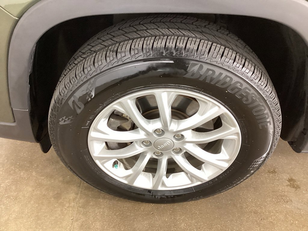 Used 2019 Jeep Cherokee Latitude w/ Cold Weather Group AWD/4WD image 31