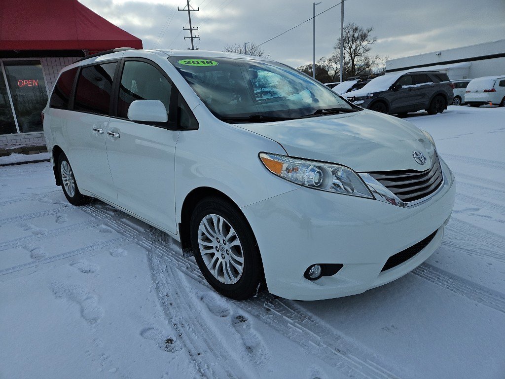 Used 2016 Toyota Sienna XLE image 6
