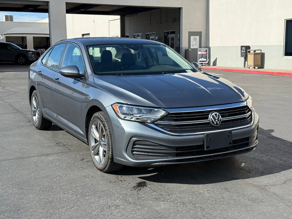 Used 2024 Volkswagen Jetta SE image 1