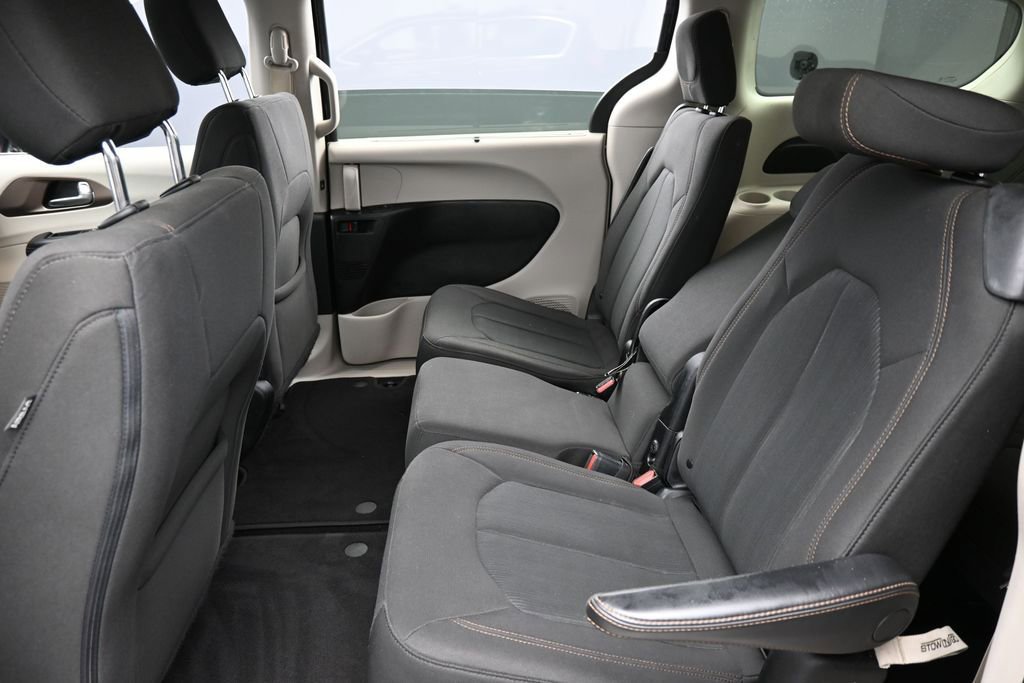 Used 2019 Chrysler Pacifica Touring Plus w/ Advanced Safetytec Group FWD image 12