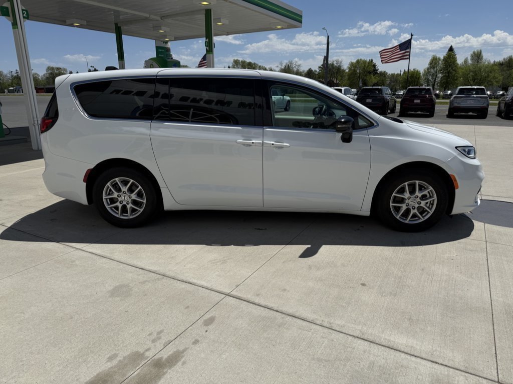 Used 2024 Chrysler Pacifica Touring-L FWD image 9