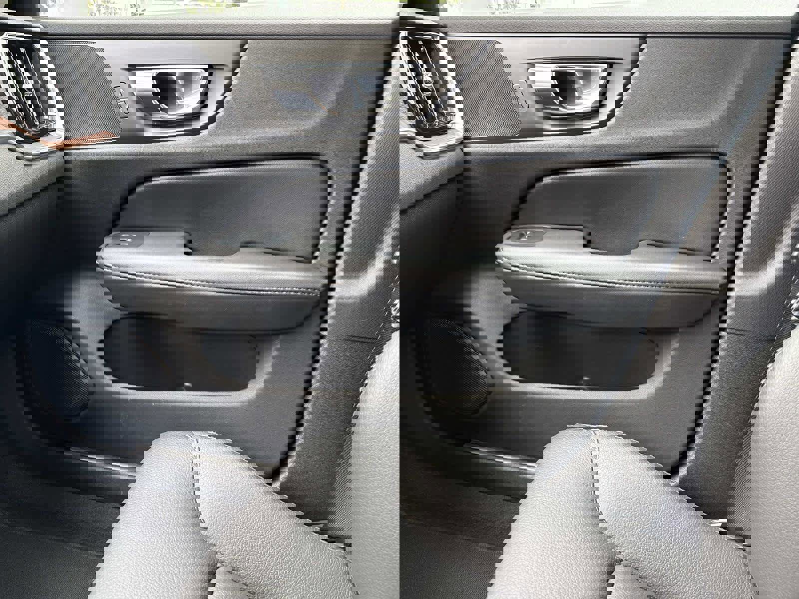 Used 2023 Volvo V60 B5 Cross Country Plus image 21