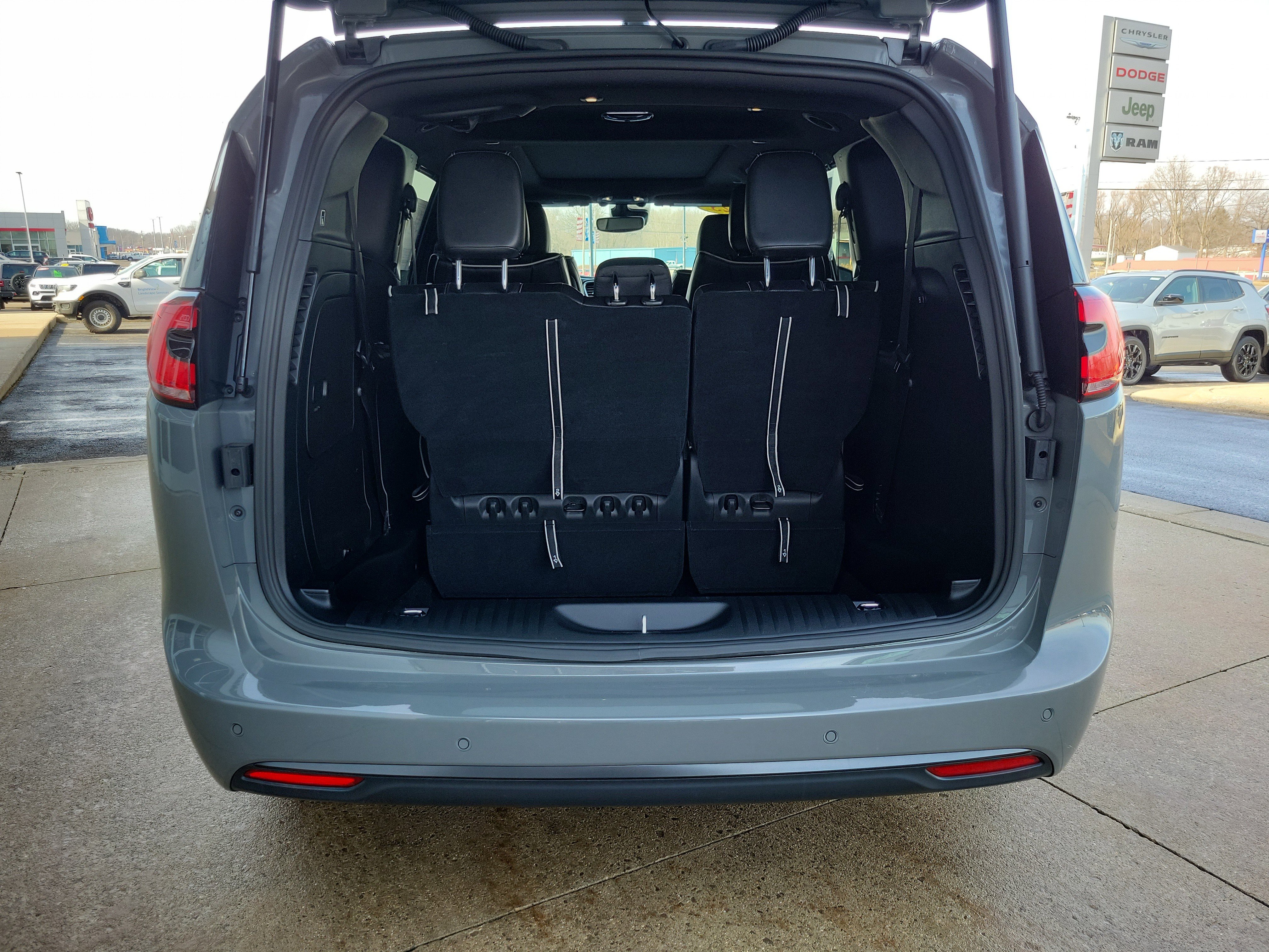 Used 2025 Chrysler Pacifica Premium image 20