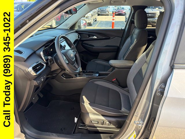 Used 2023 Chevrolet TrailBlazer LT w/ Convenience Package AWD/4WD image 2