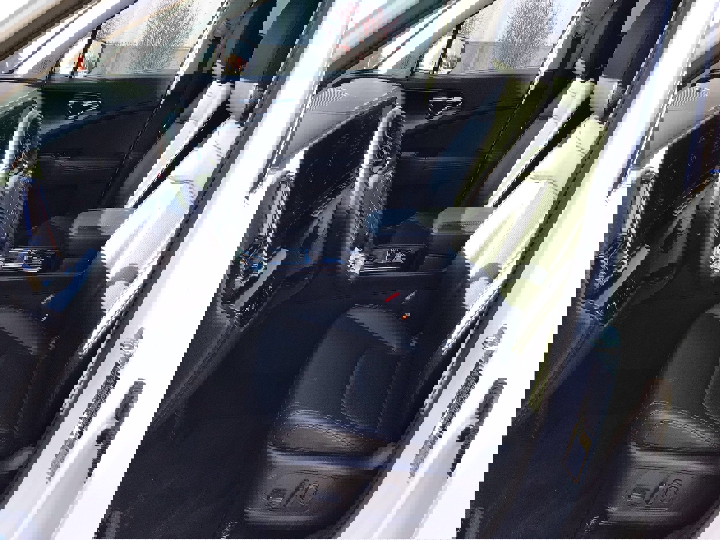 Used 2025 Kia Sportage EX image 12