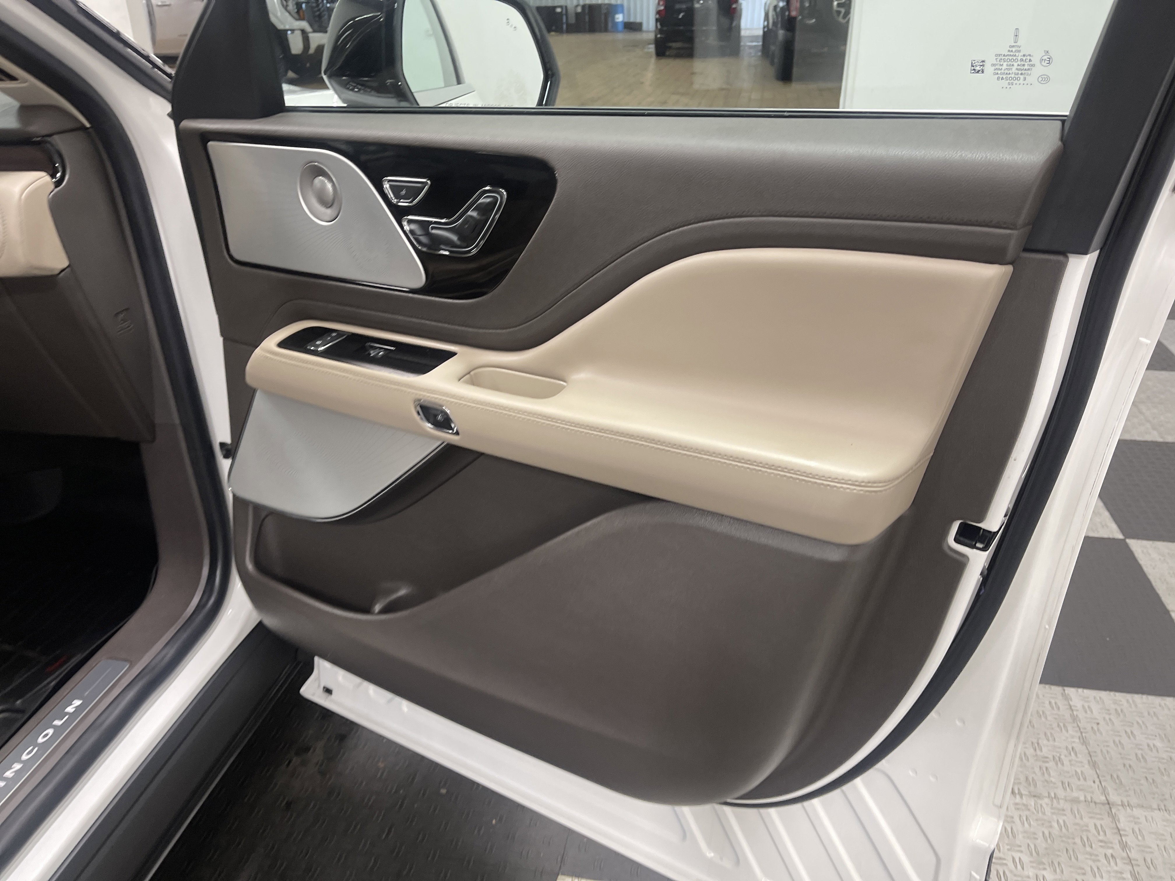 Used 2022 Lincoln Aviator Reserve w/ Equipment Group 201A image 25