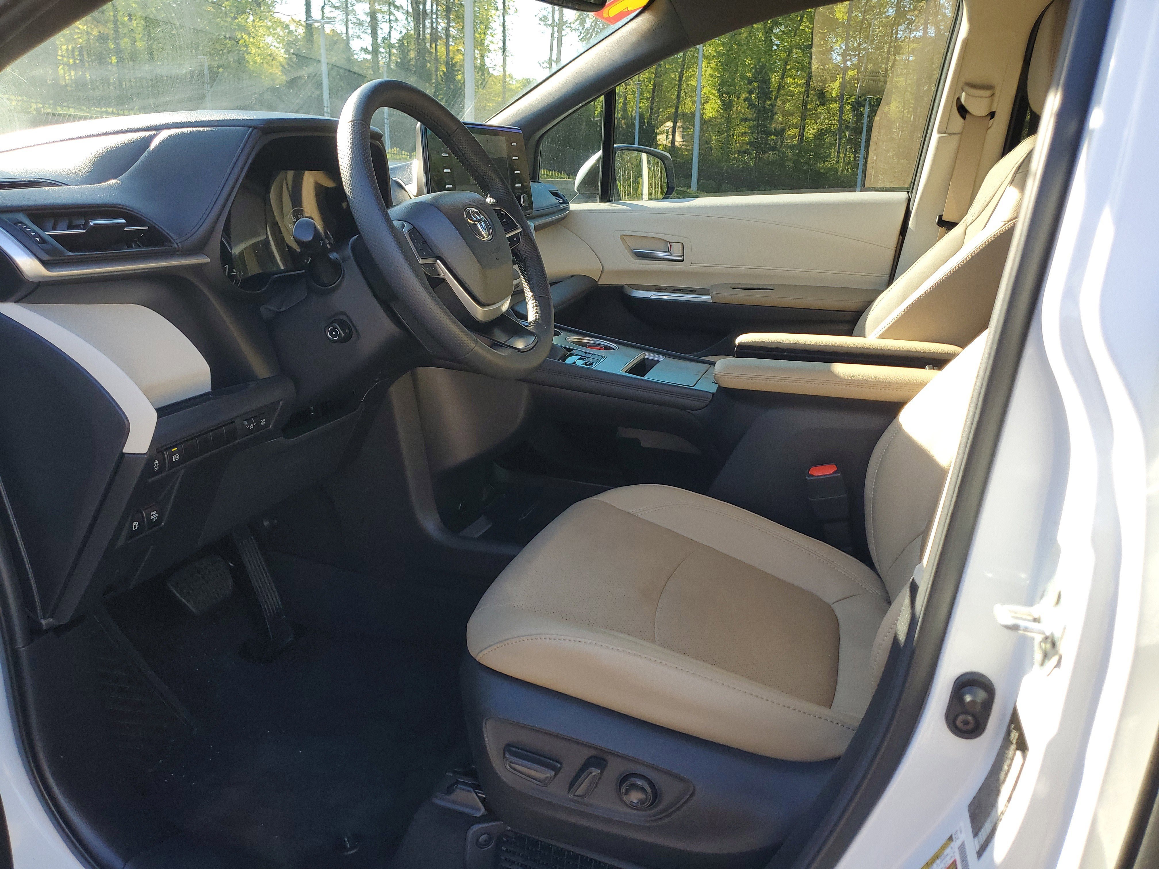 Used 2024 Toyota Sienna Limited FWD image 16