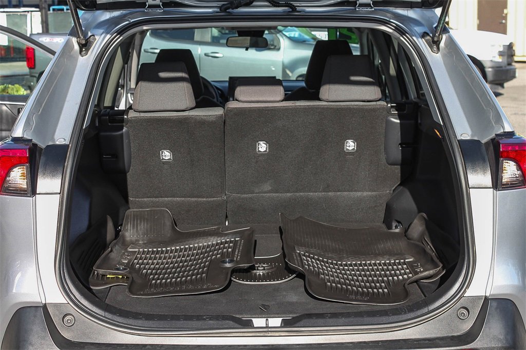 Used 2021 Toyota RAV4 LE image 31