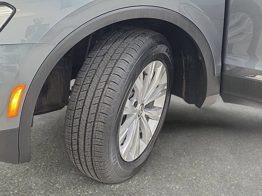 Used 2018 Volkswagen Tiguan SE AWD/4WD image 31