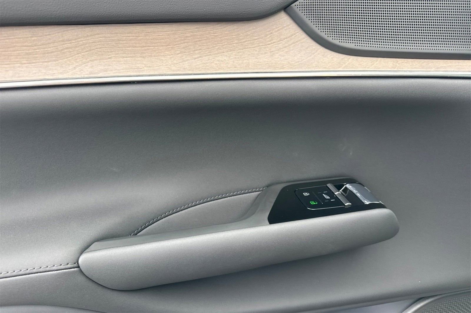 New 2025 Volvo EX90 Plus w/ Protection Package Premier image 12