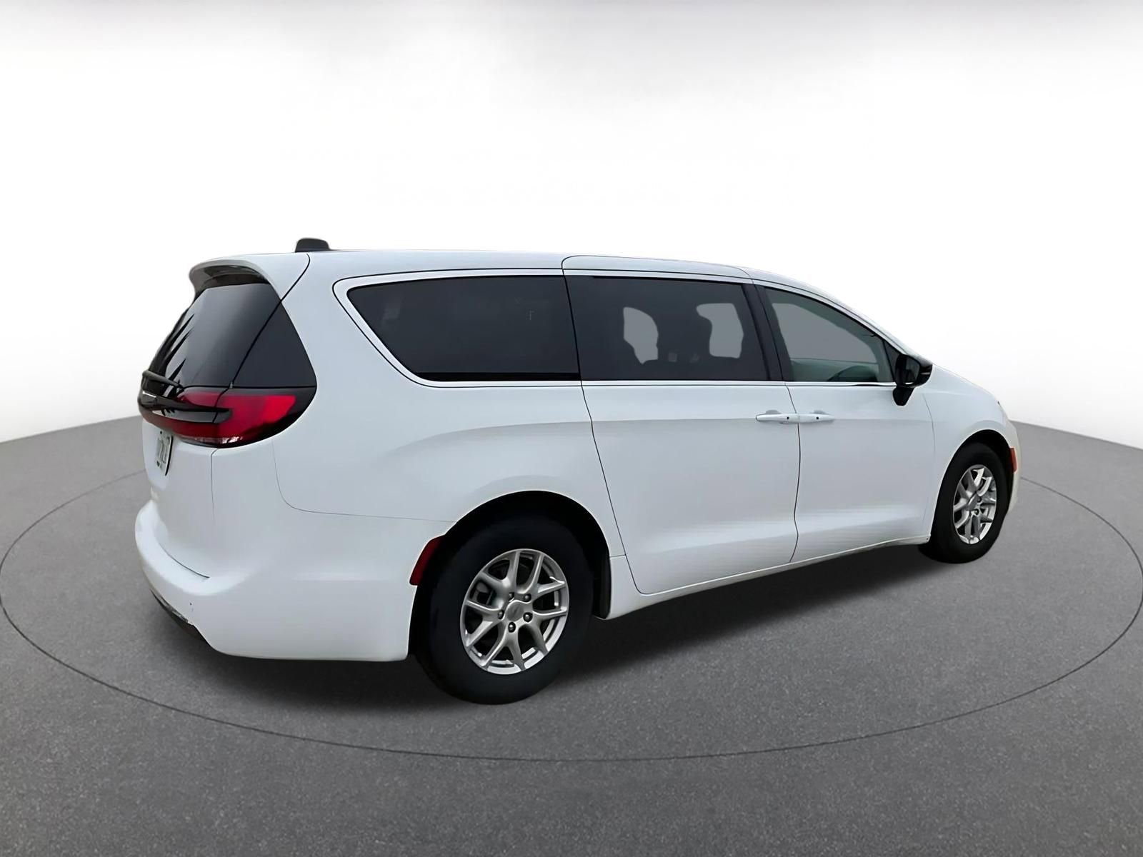 Used 2025 Chrysler Pacifica Select image 15