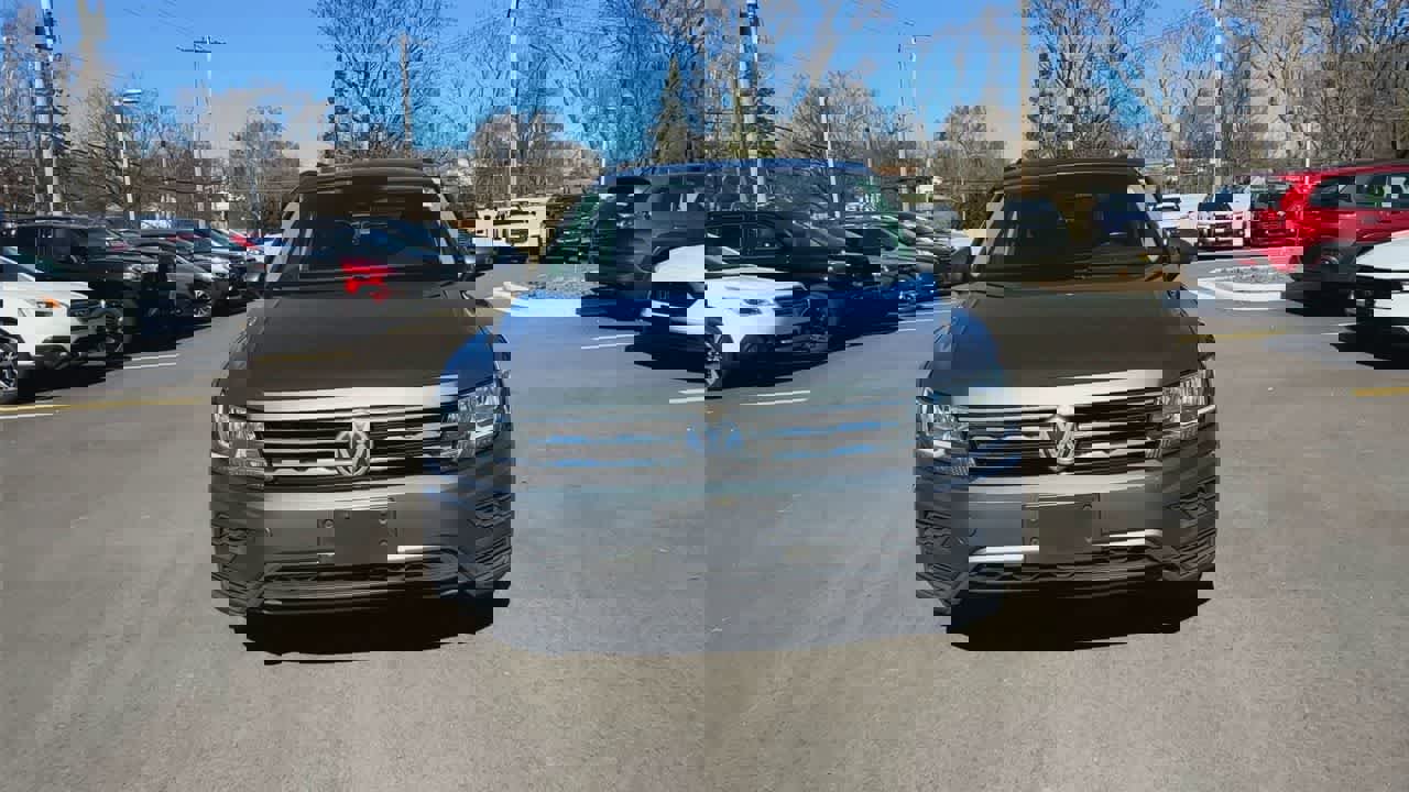 Used 2019 Volkswagen Tiguan SE w/ Panoramic Sunroof Package image 3