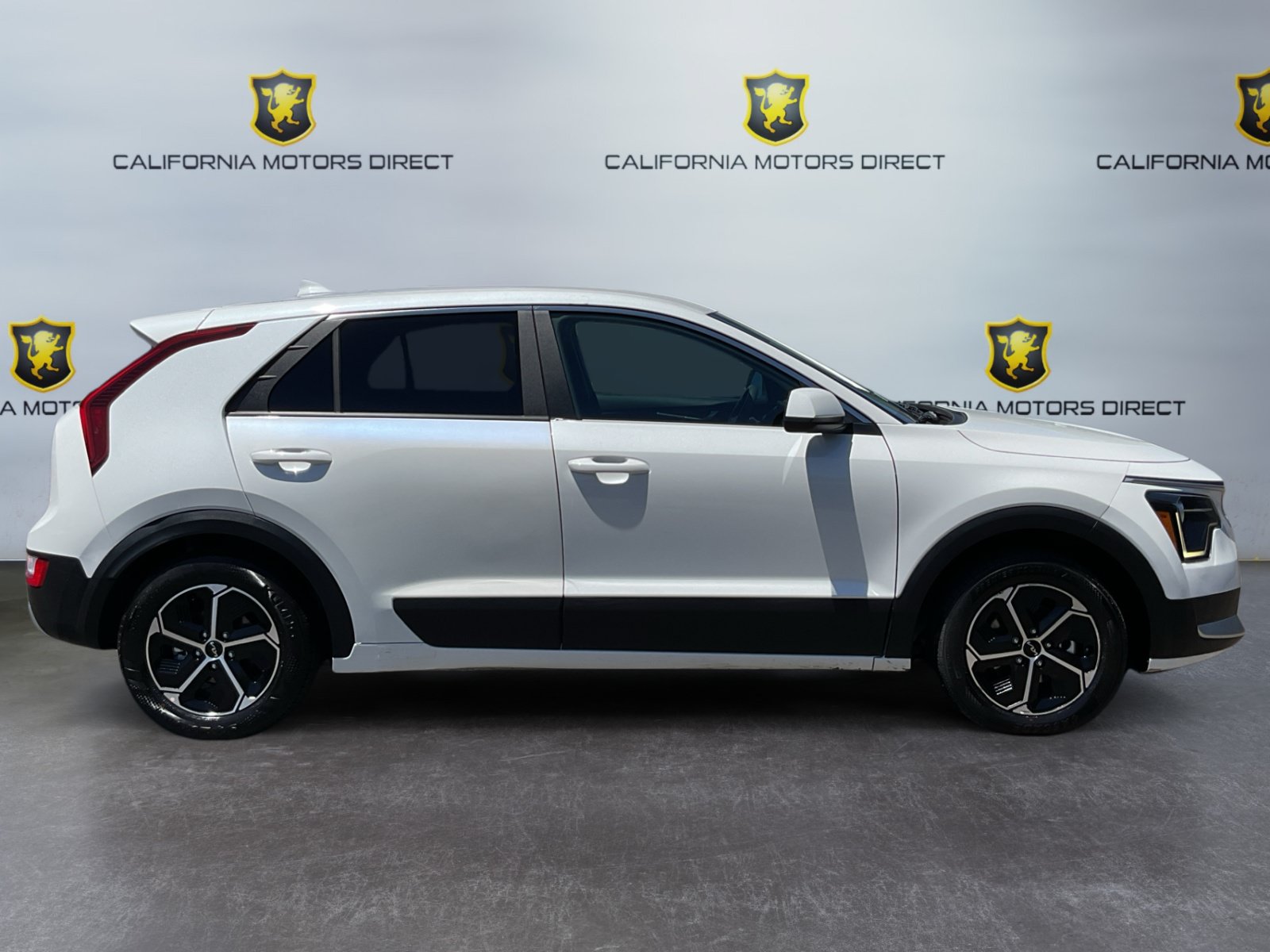 Used 2025 Kia Niro LX FWD image 4