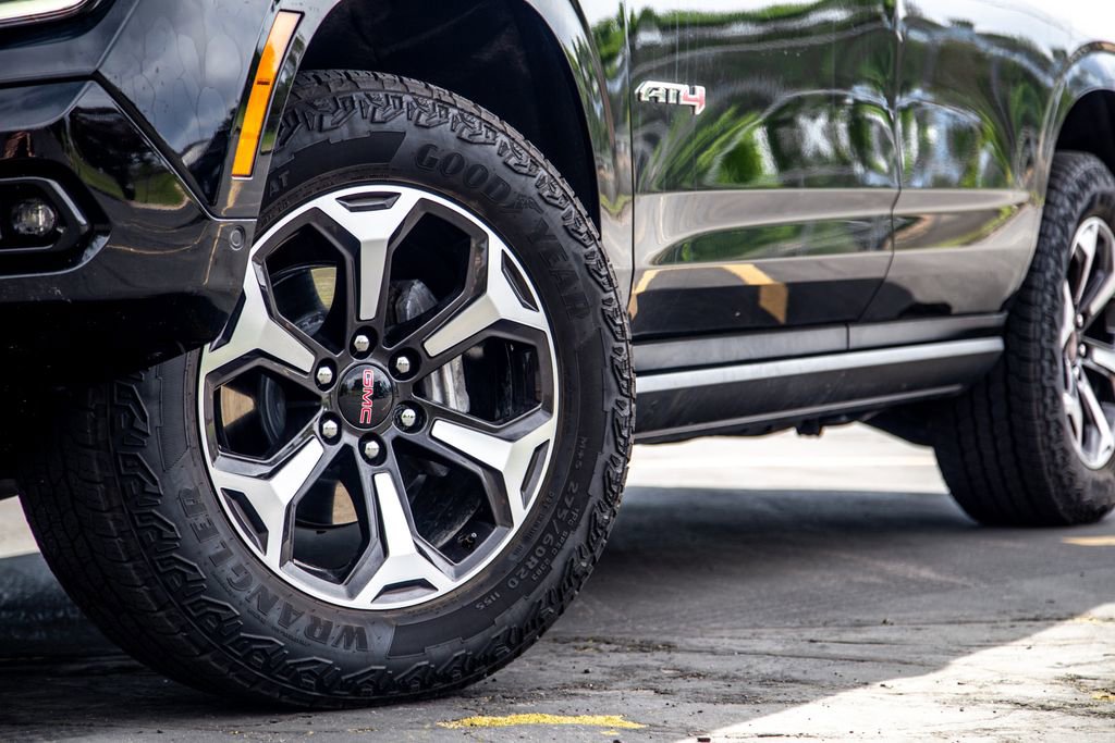Used 2025 GMC Yukon AT4 Ultimate AWD/4WD image 9