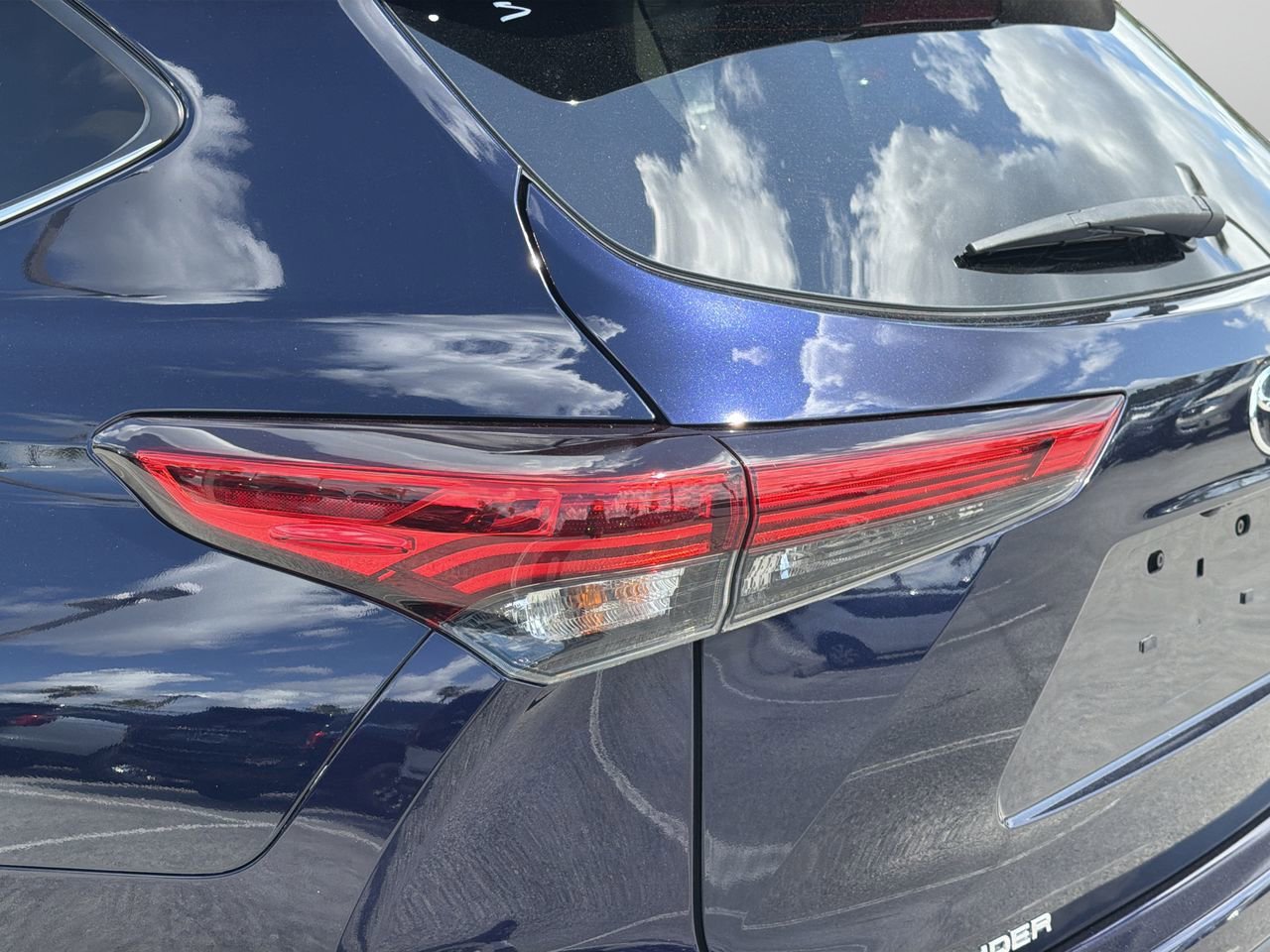 Used 2020 Toyota Highlander XLE FWD image 7