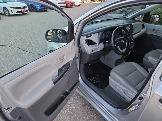 Used 2020 Toyota Sienna L image 8