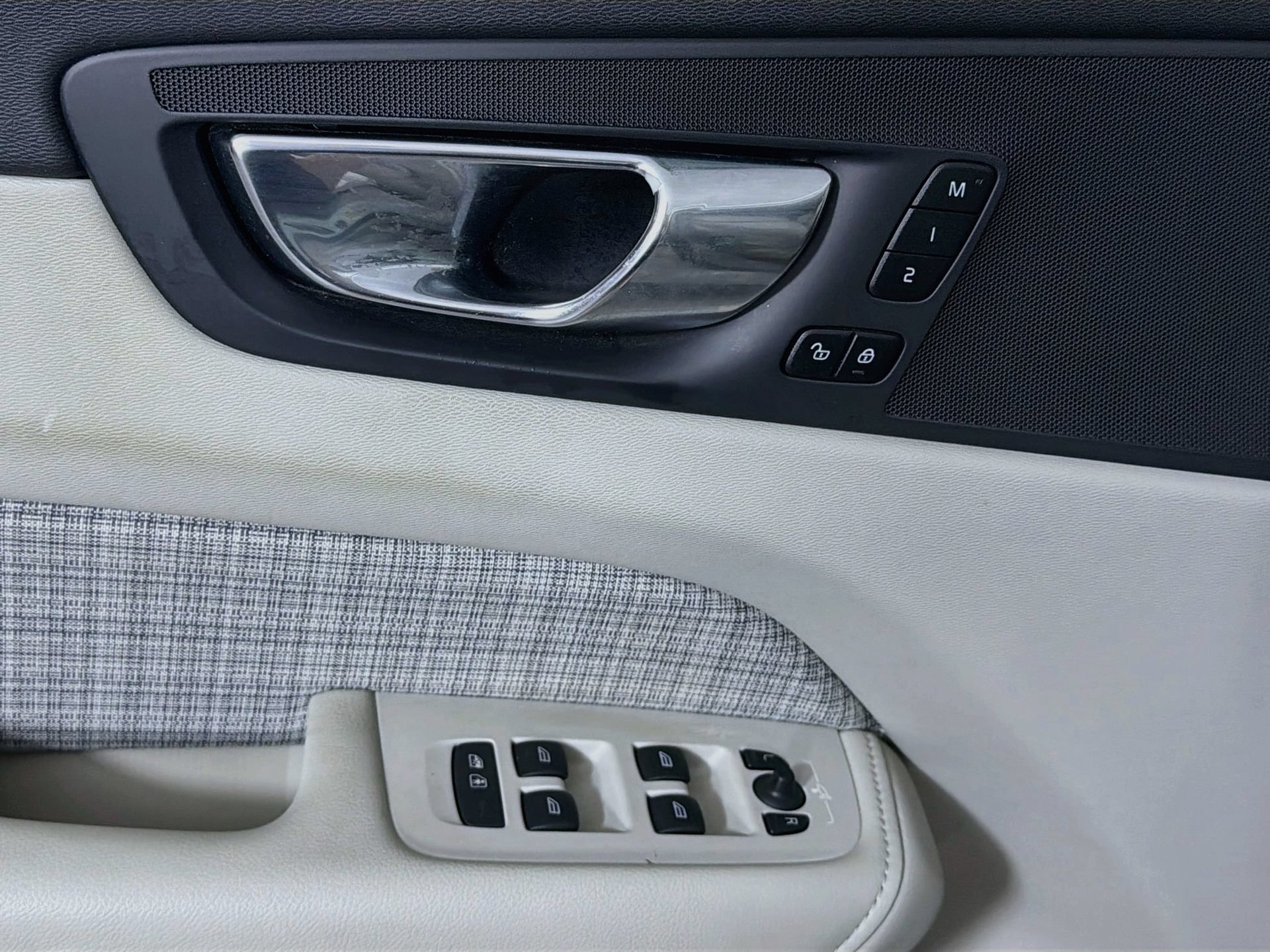 Certified 2022 Volvo XC60 B5 Momentum w/ Advanced Package FWD image 17