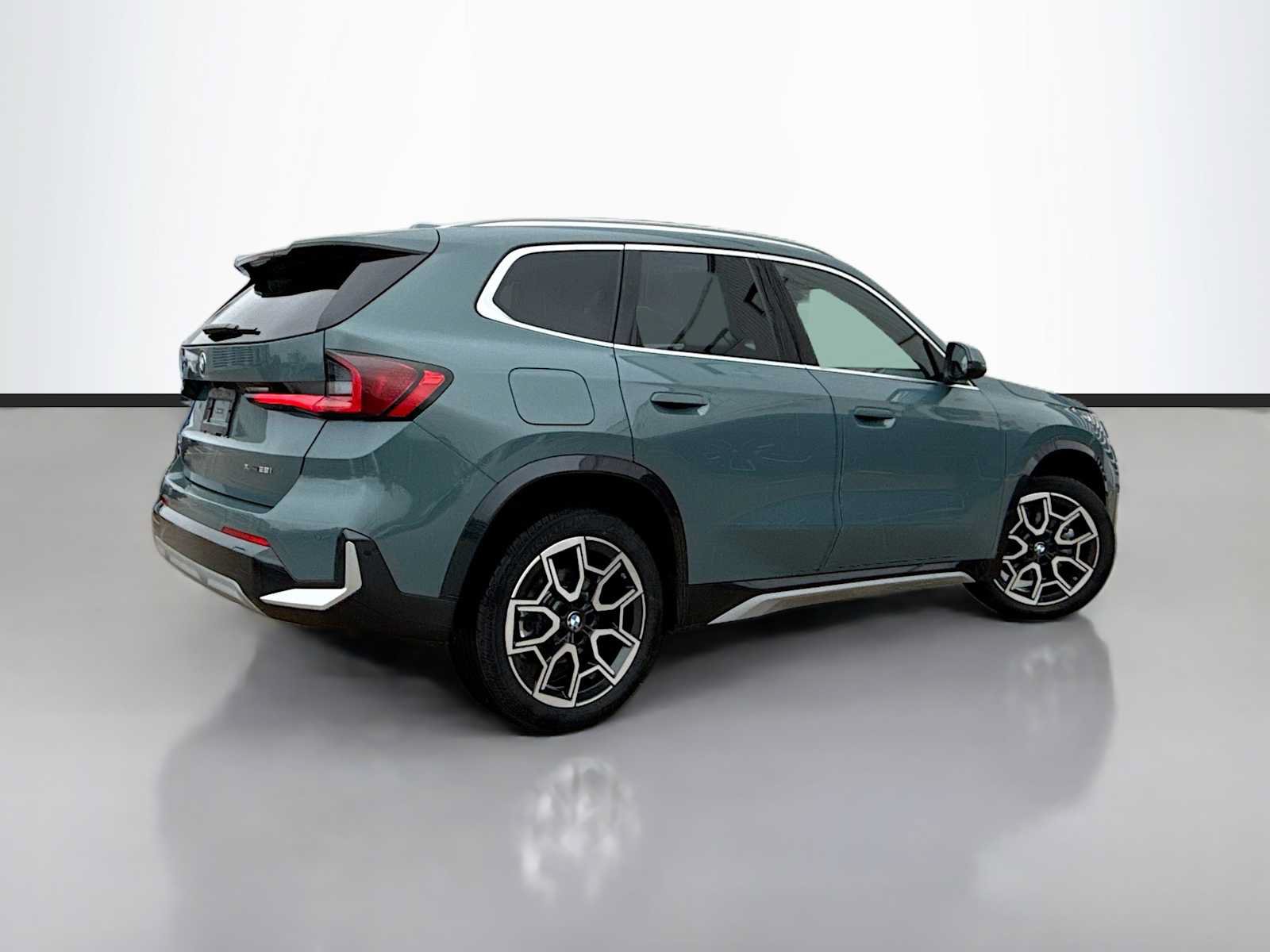 Certified 2026 BMW X1 xDrive28i AWD/4WD image 3