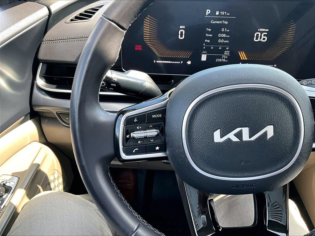 Used 2025 Kia Carnival FWD image 24