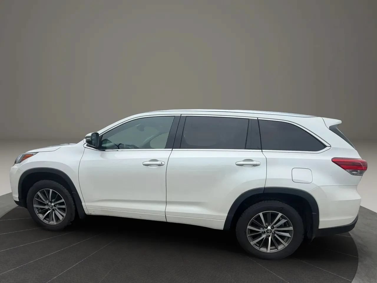 Used 2017 Toyota Highlander XLE w/ Carpet Mat Package AWD/4WD image 8
