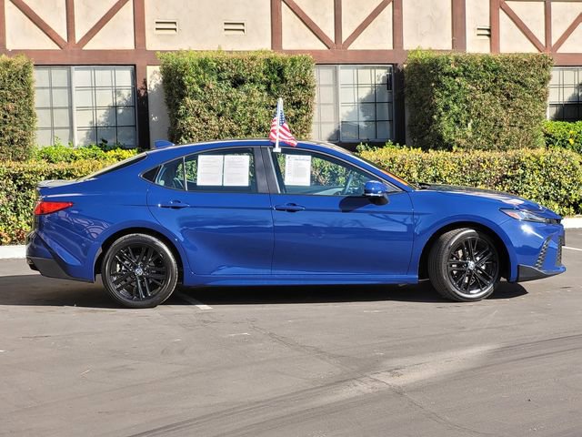 Used 2025 Toyota Camry SE image 4