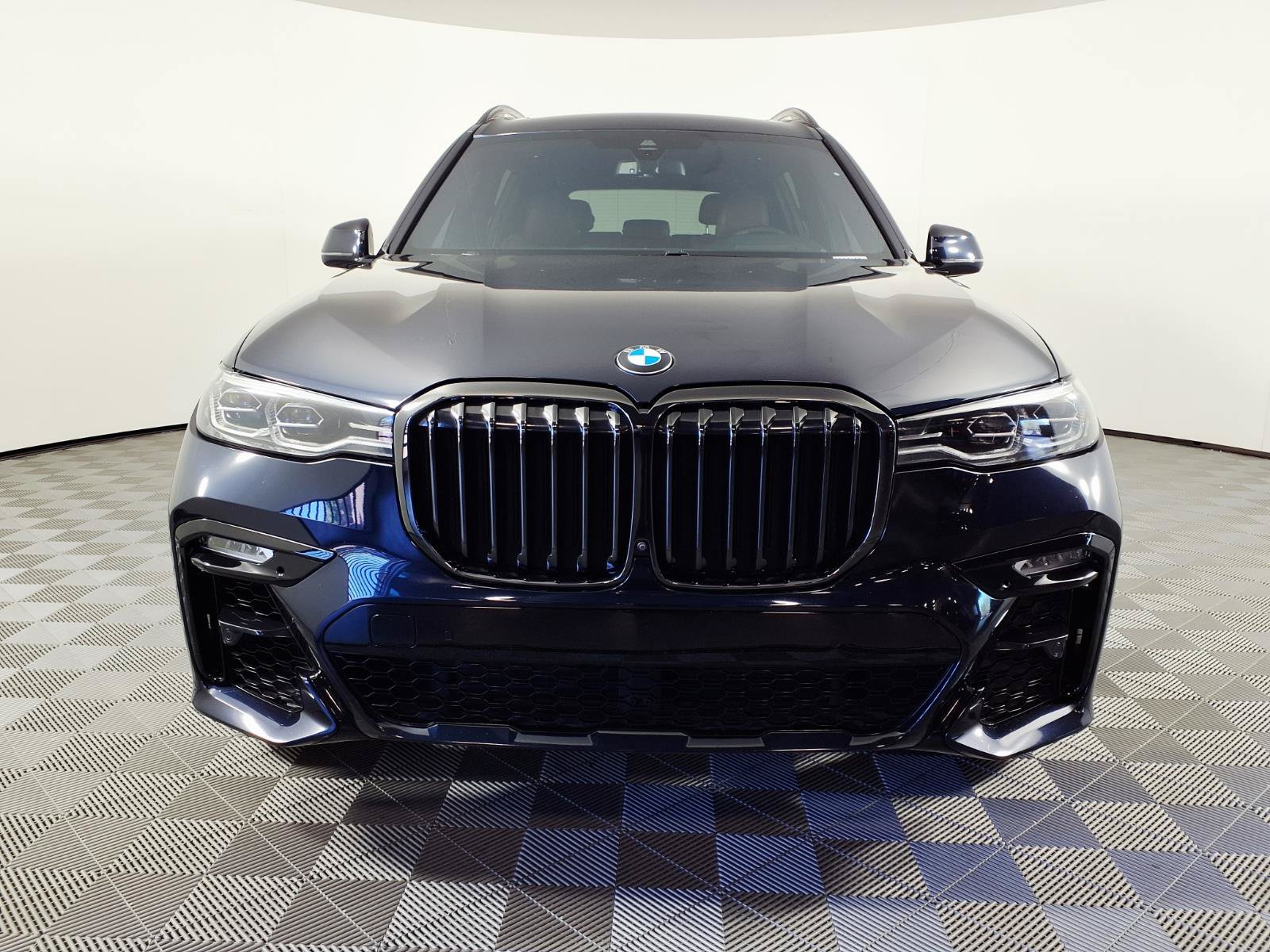 Used 2022 BMW X7 xDrive40i w/ M Sport Package AWD/4WD image 2