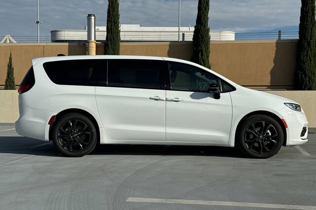 New 2026 Chrysler Pacifica Select image 3