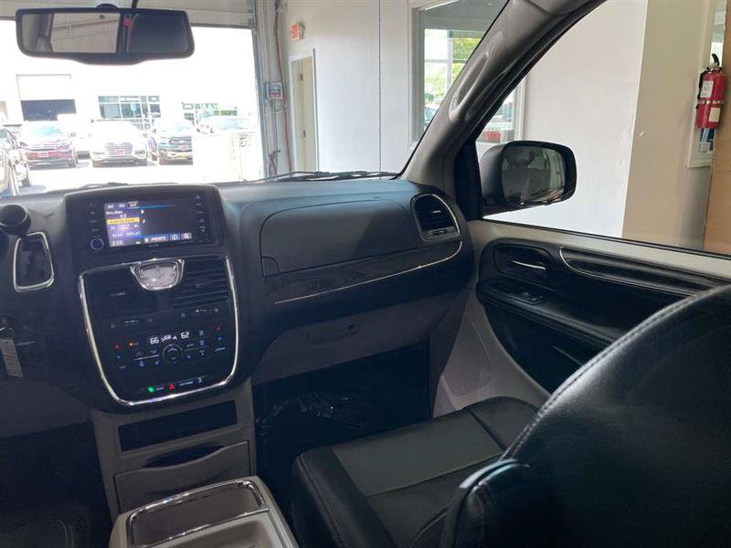 Used 2015 Chrysler Town & Country Touring-L w/ Driver Convenience Group FWD image 26
