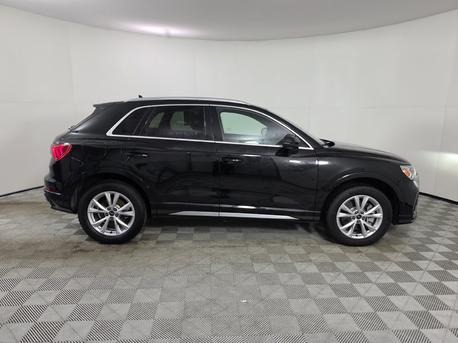 Used 2025 Audi Q3 2.0T Premium w/ Convenience Package AWD/4WD image 44