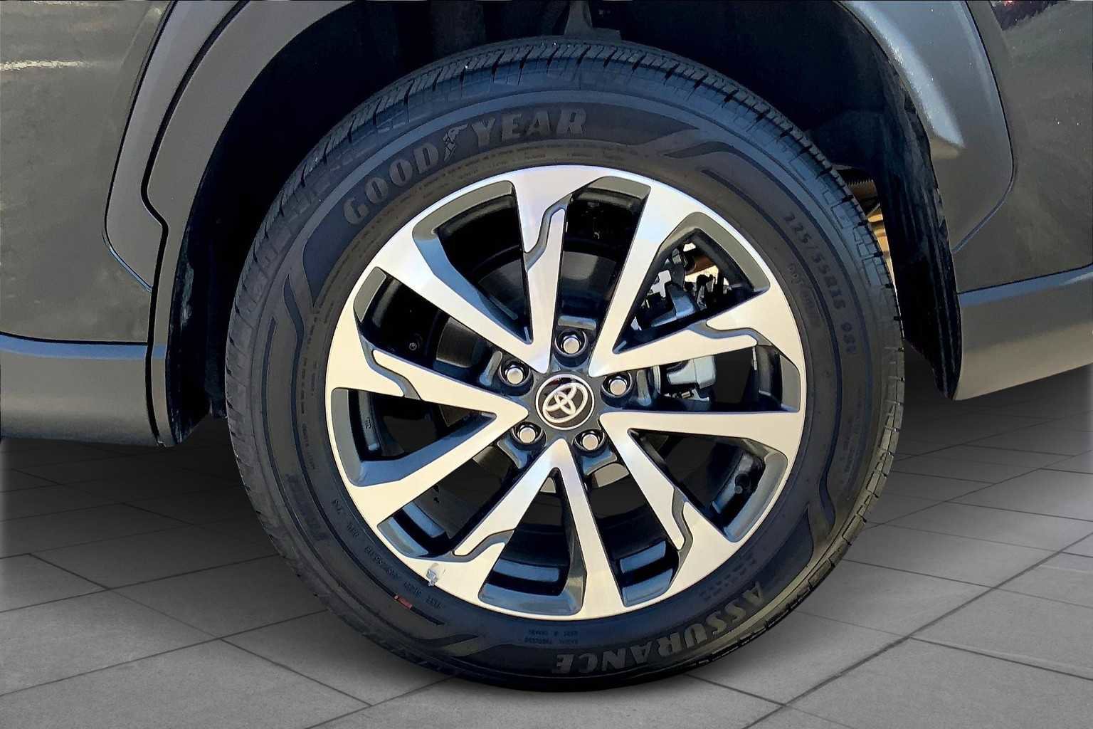 Certified 2024 Toyota Corolla Cross XLE image 9