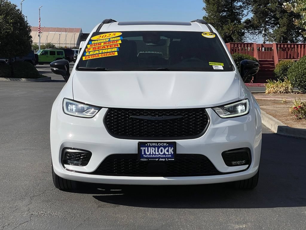 Used 2025 Chrysler Pacifica Limited FWD image 2