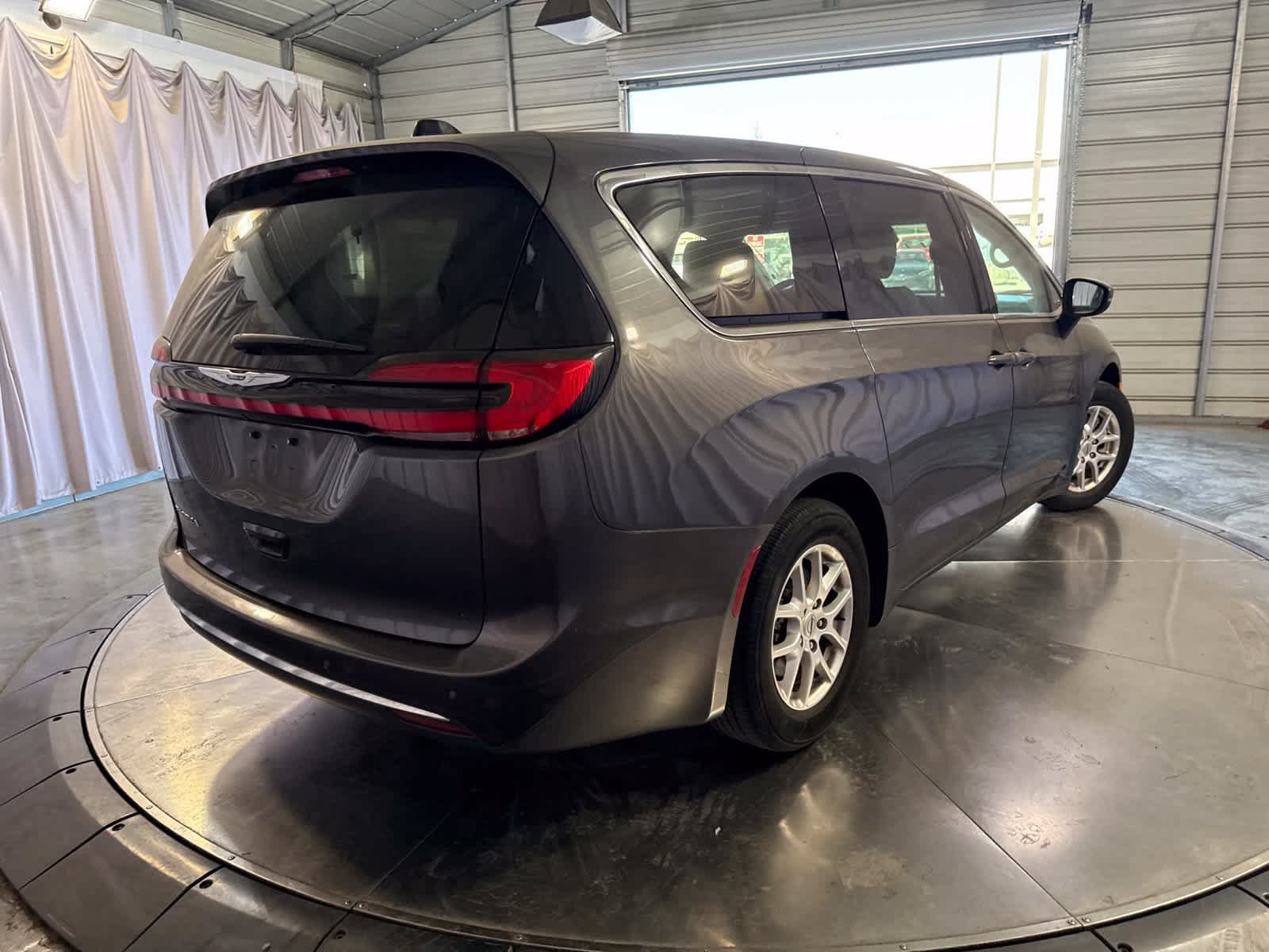 Used 2023 Chrysler Pacifica Touring-L FWD image 5