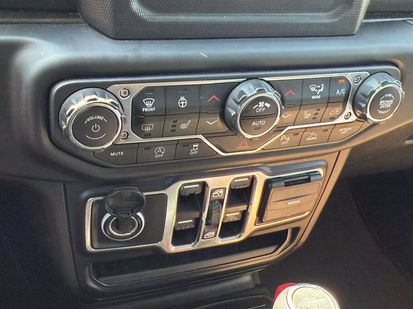 Used 2020 Jeep Gladiator Overland w/ Safety Group AWD/4WD image 17