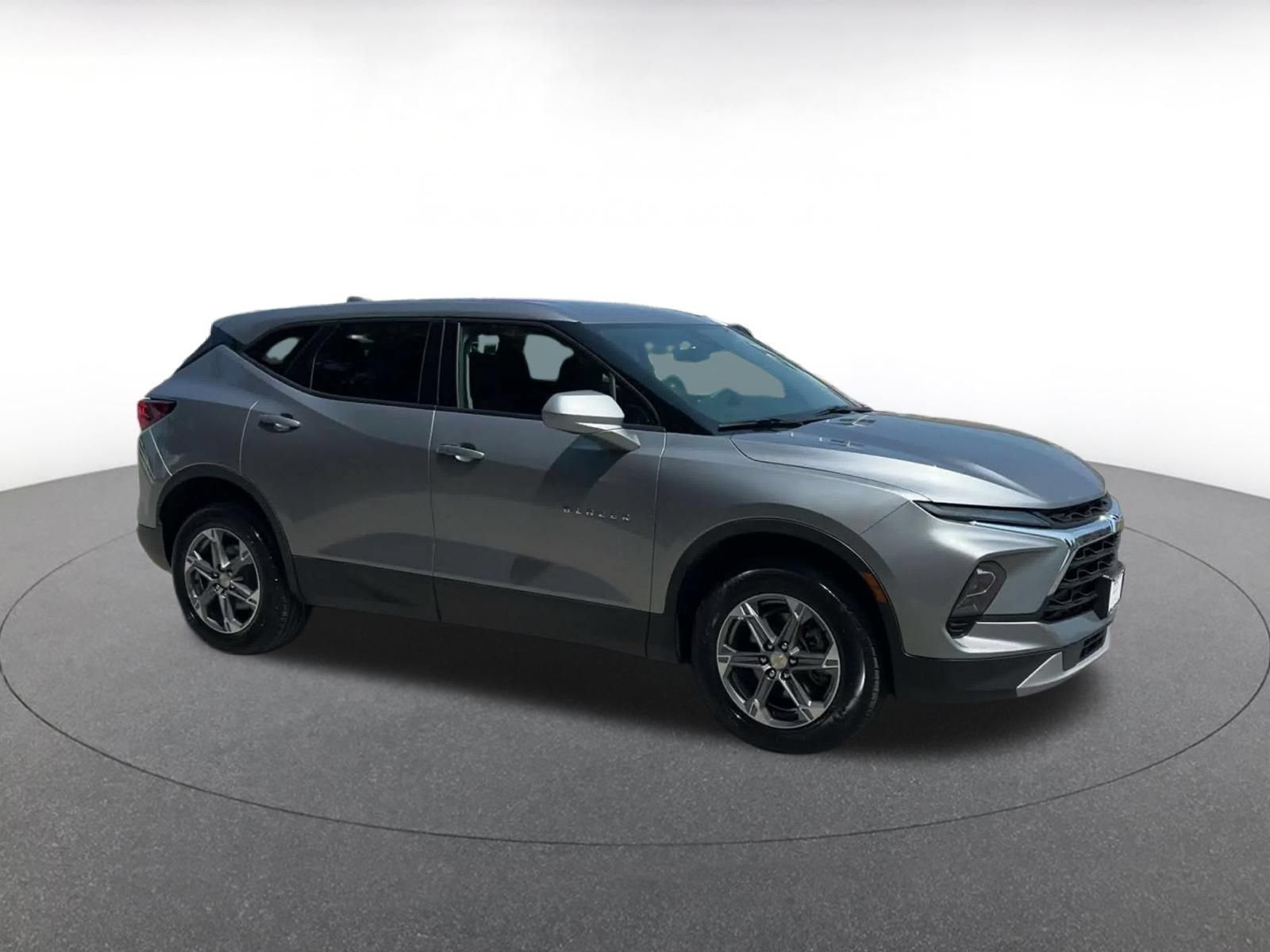 Used 2025 Chevrolet Blazer LT FWD image 2
