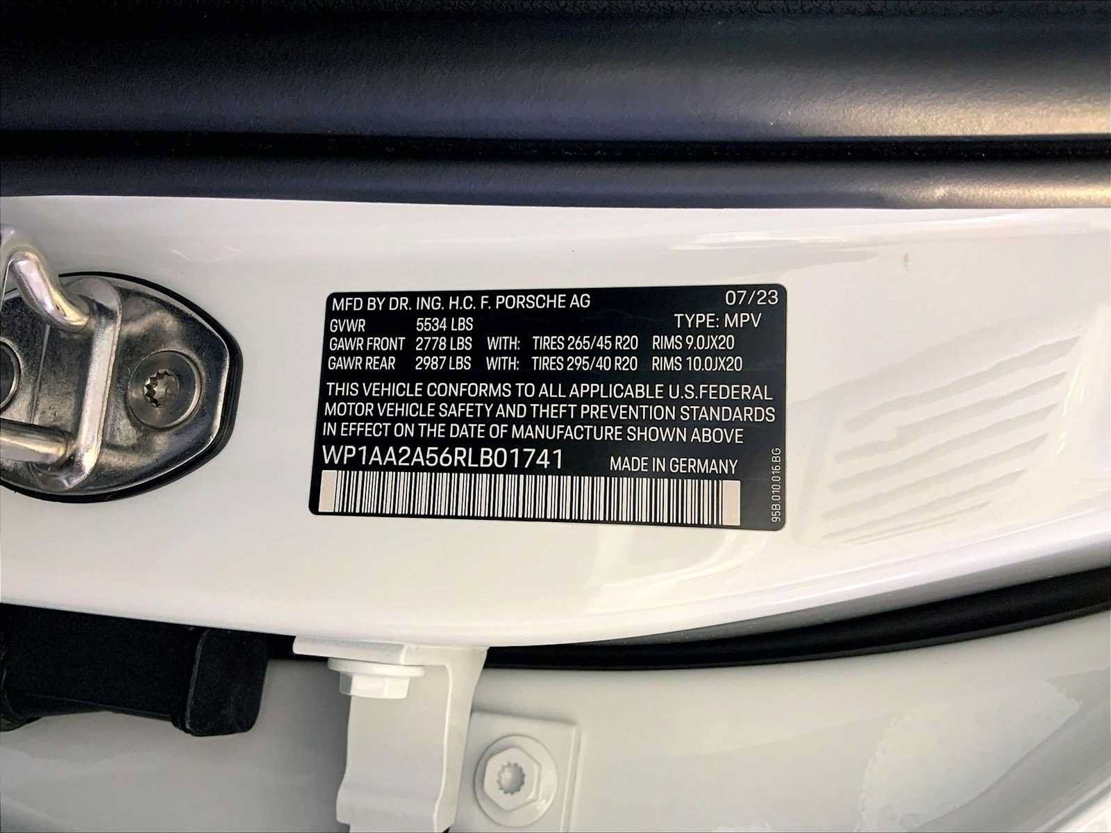 Certified 2024 Porsche Macan AWD/4WD image 36
