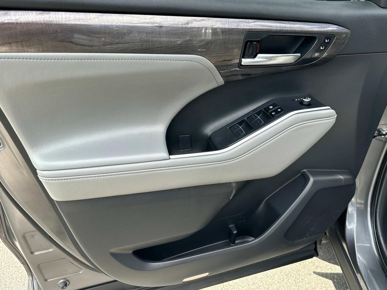 Used 2023 Toyota Highlander Limited image 19