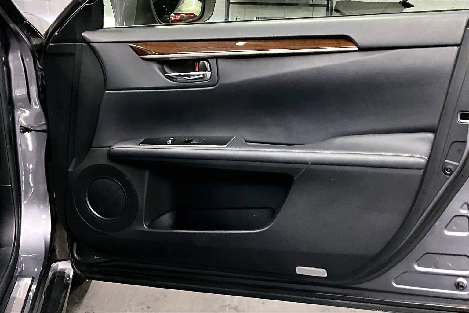 Used 2016 Lexus ES 300h w/ Luxury Package w/Wood Trim FWD image 22