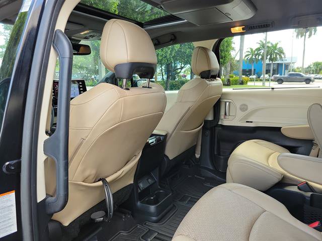 Used 2023 Toyota Sienna Limited FWD image 10