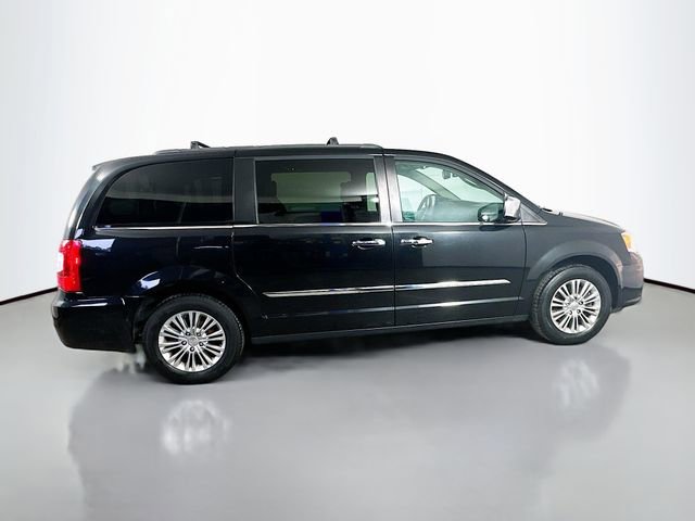 Used 2016 Chrysler Town & Country Touring-L image 5