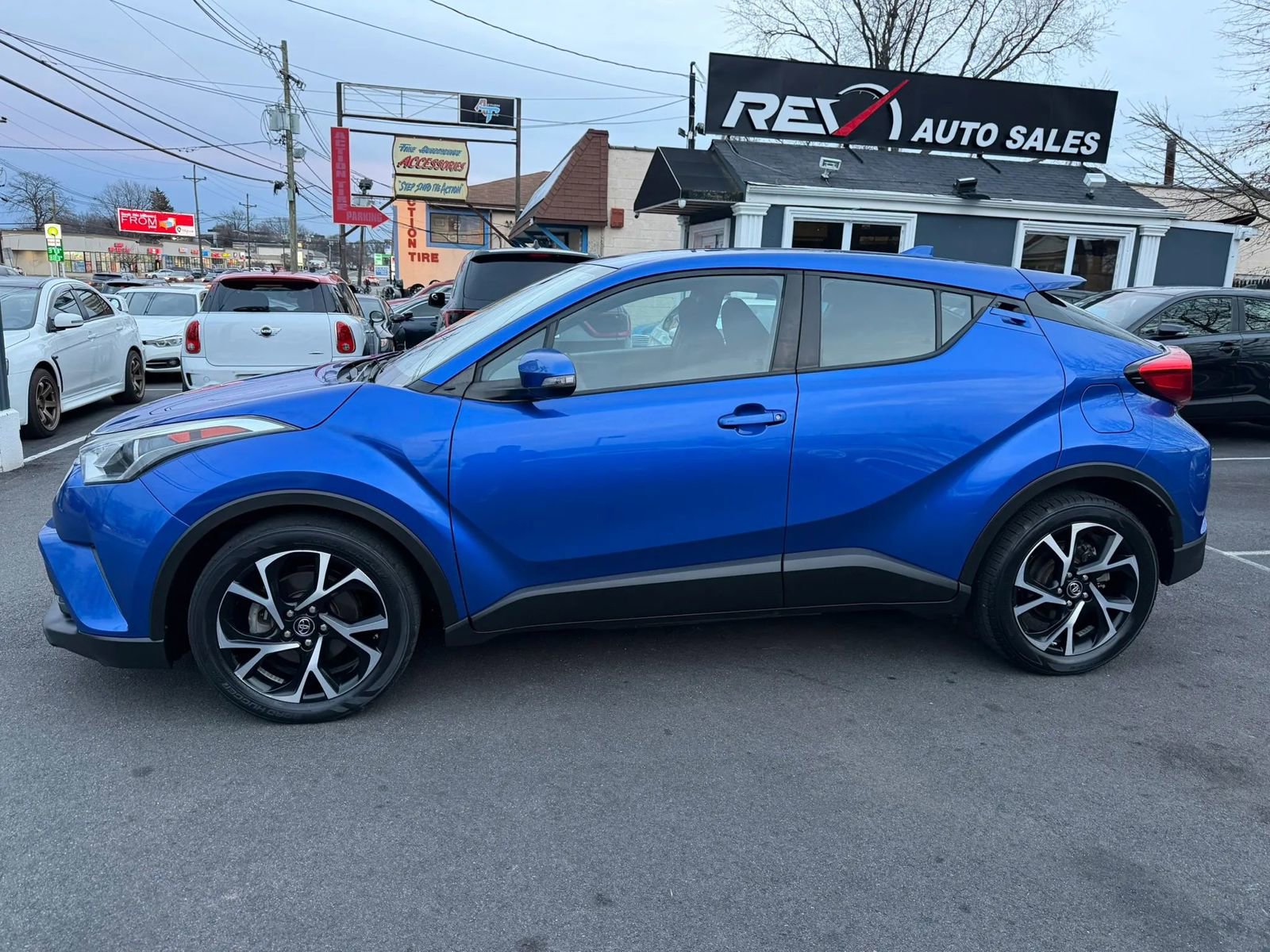 Used 2018 Toyota C-HR XLE image 3