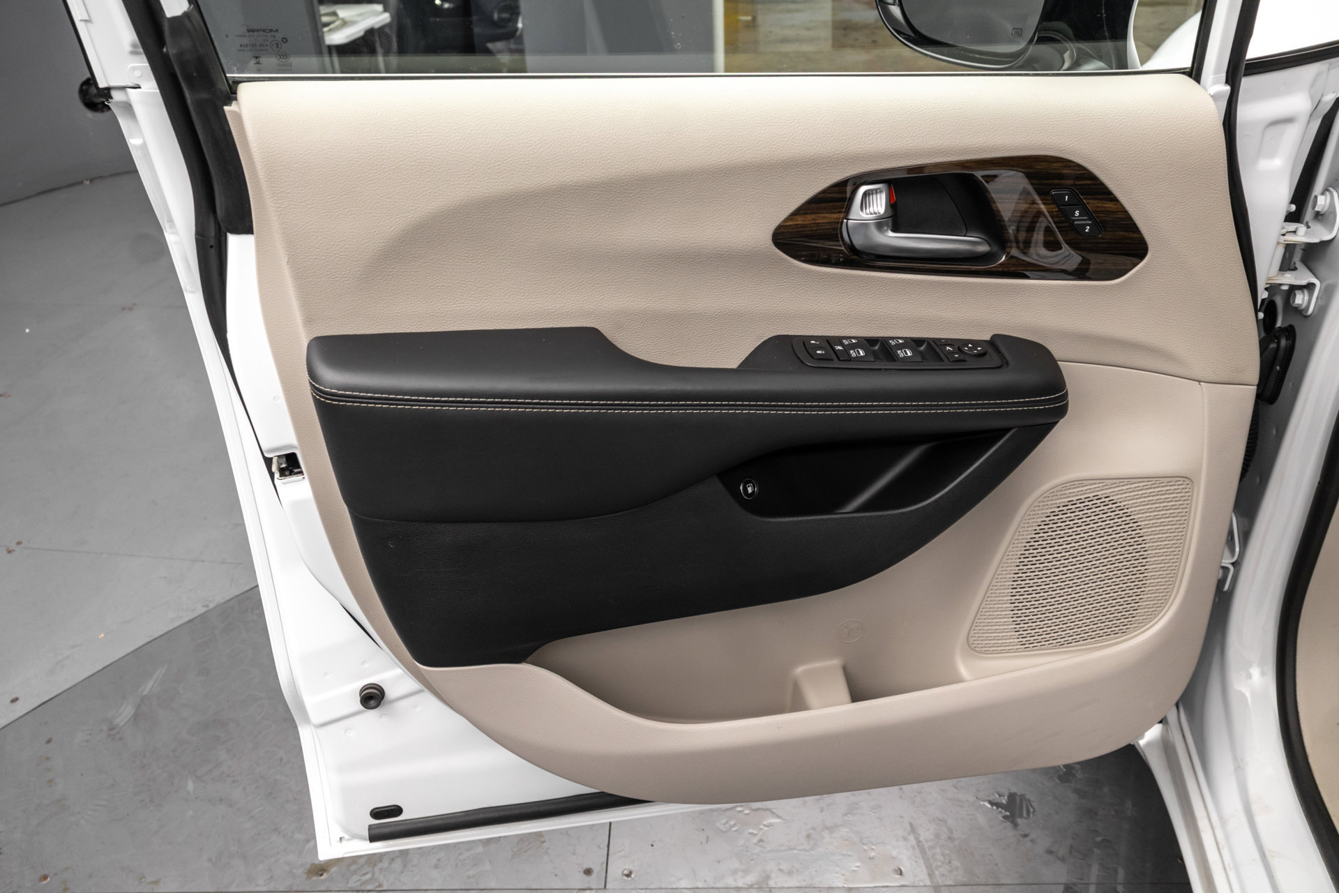 Used 2023 Chrysler Pacifica Limited FWD image 30