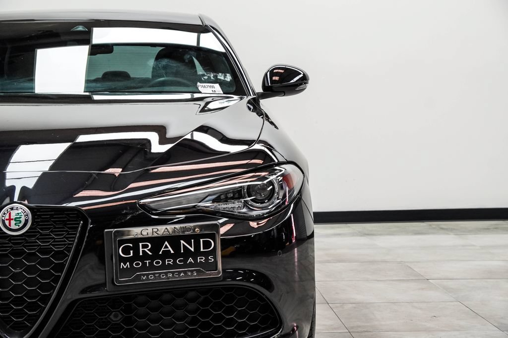 Used 2023 Alfa Romeo Giulia Veloce AWD/4WD image 4