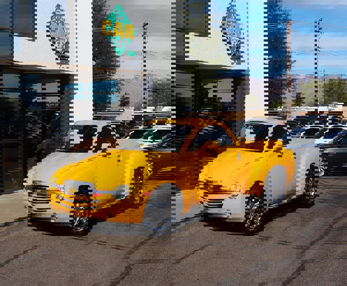 Used 2005 Chevrolet SSR w/ Preferred Equipment Group image 2