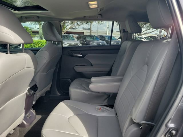 Used 2024 Toyota Highlander XLE image 6