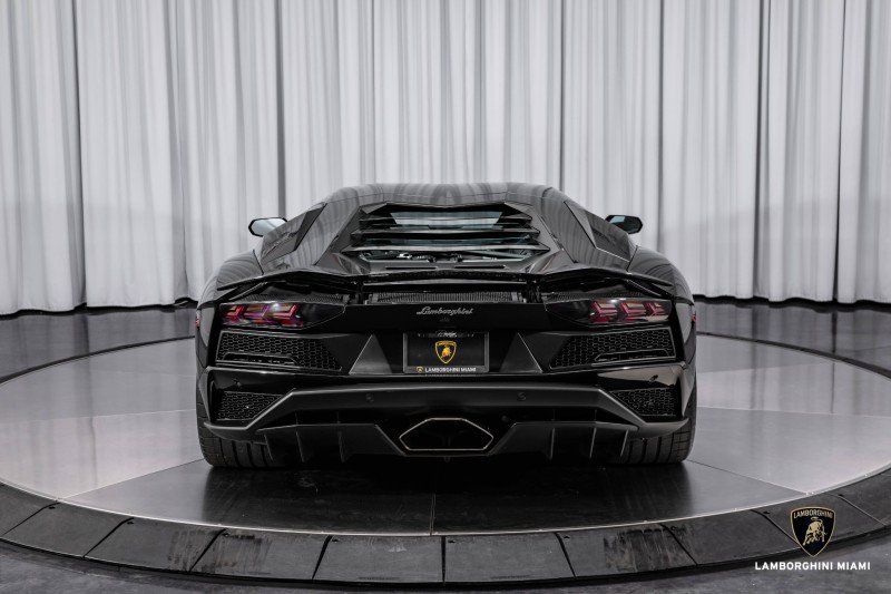 Used 2018 Lamborghini Aventador S image 32