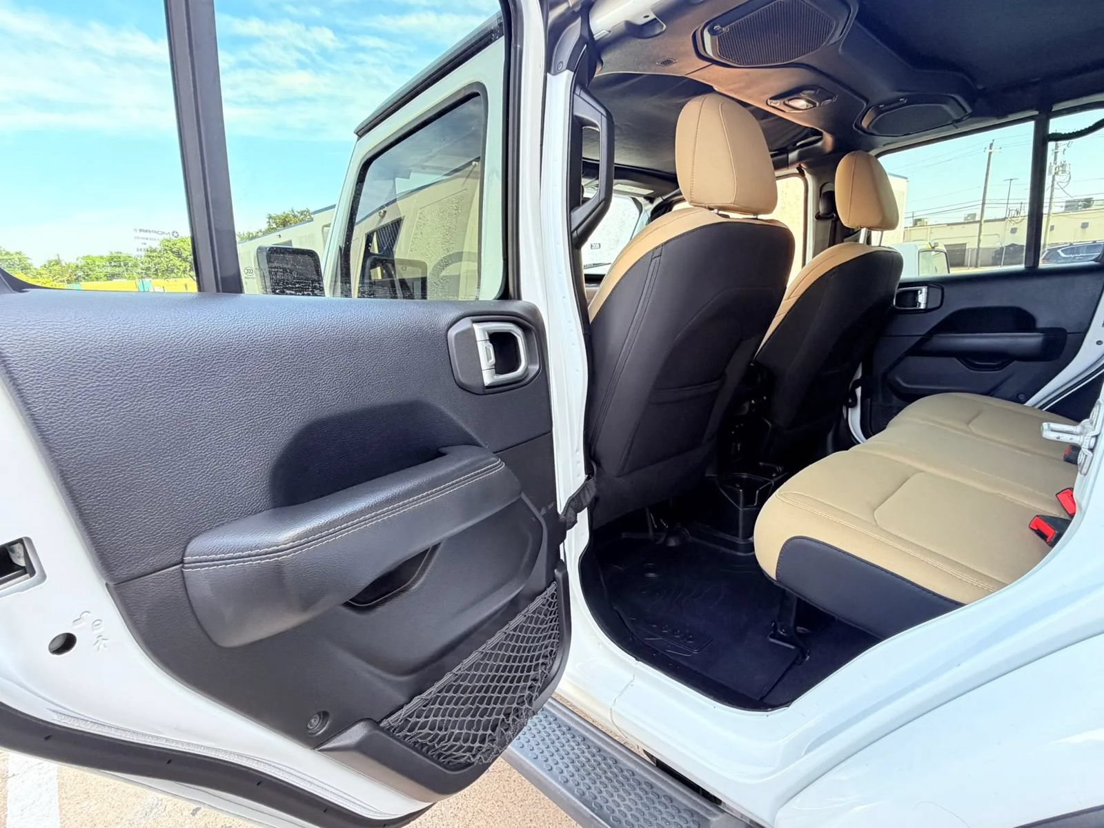 Used 2018 Jeep Wrangler Unlimited Sahara AWD/4WD image 16