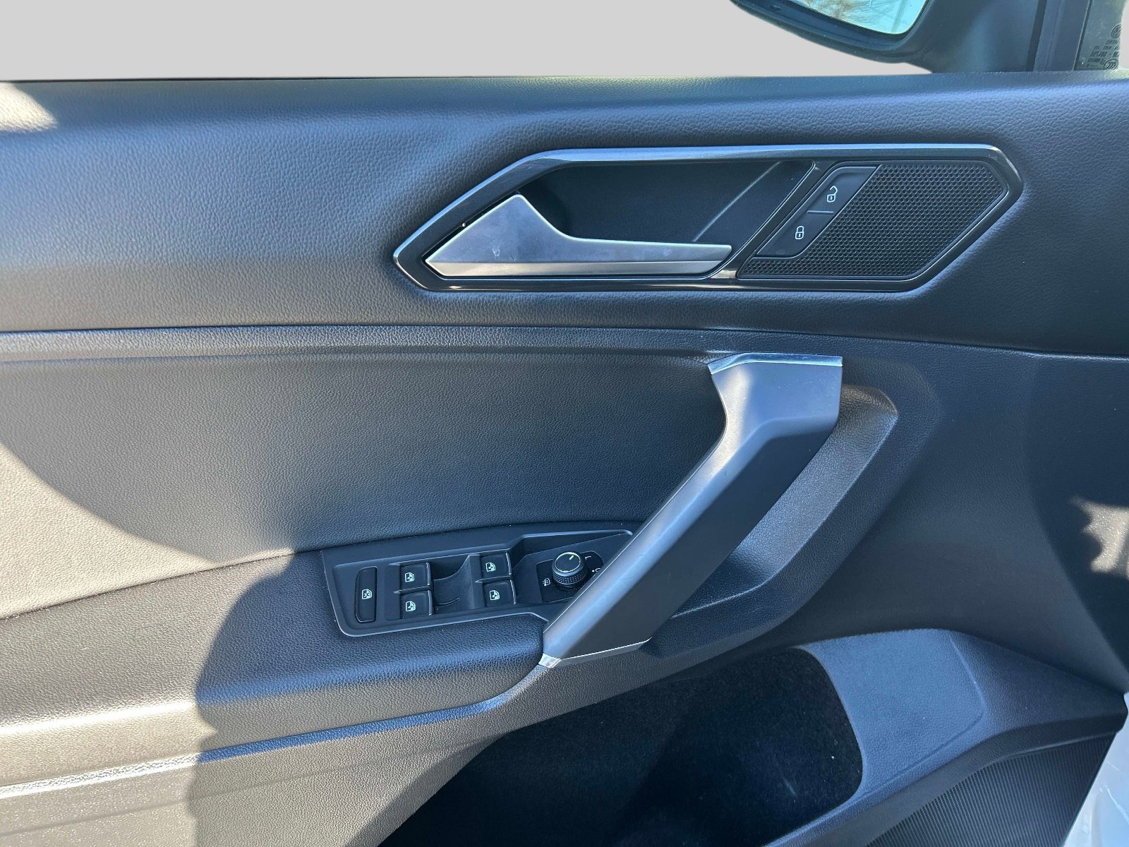 Used 2018 Volkswagen Tiguan SEL Premium AWD/4WD image 12