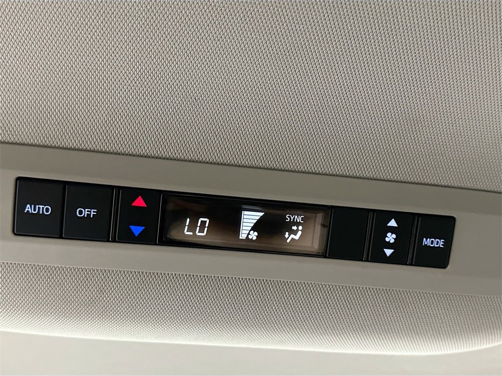 Used 2025 Toyota Sienna LE image 23