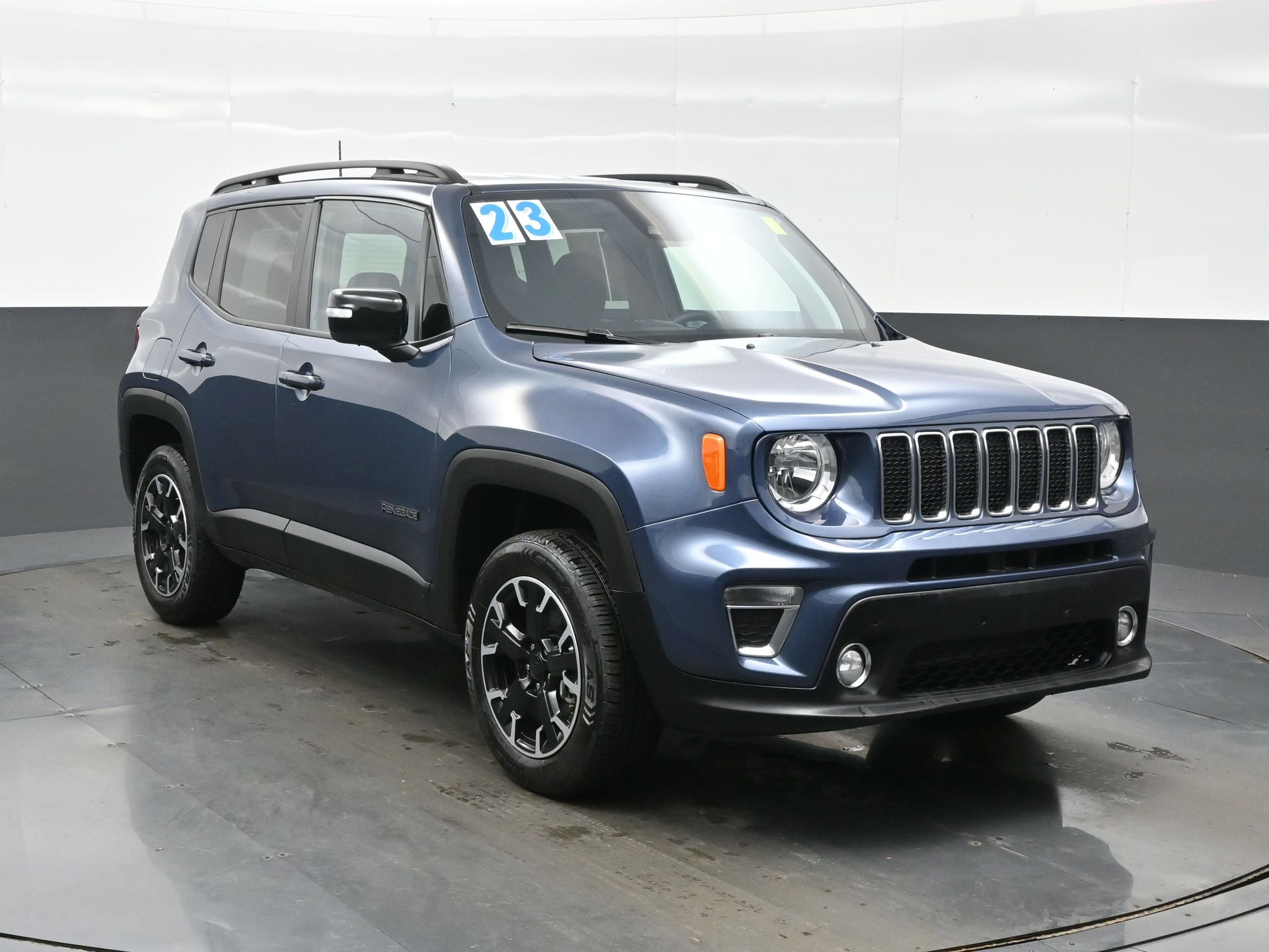 Used 2023 Jeep Renegade Latitude AWD/4WD image 8