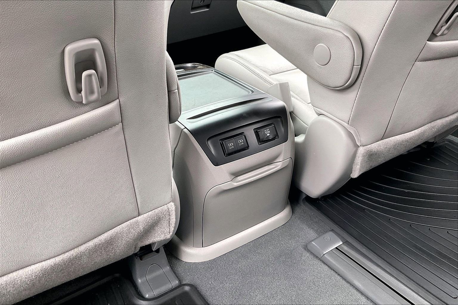 Used 2020 Toyota Sienna XLE w/ XLE Navigation Package image 24